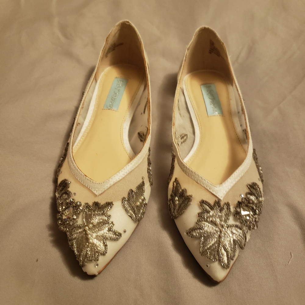 Blue by Betsey Johnson Adele Ivory Flats // size 6.5